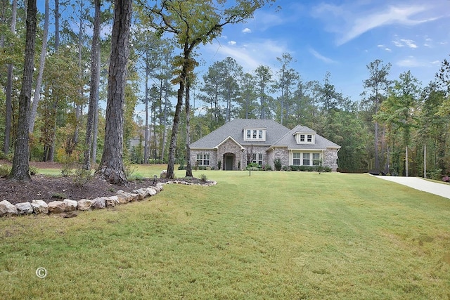 view of front of house featuring a front lawn