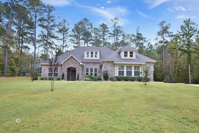 view of front facade with a front yard