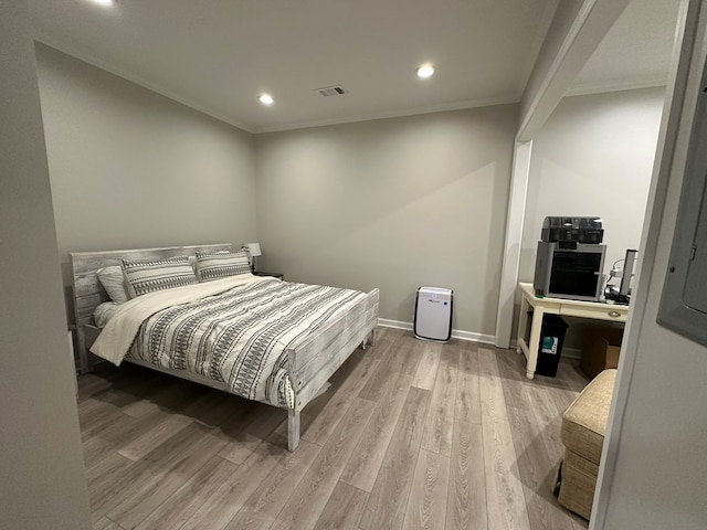 bedroom with visible vents, ornamental molding, light wood-style floors, baseboards, and recessed lighting