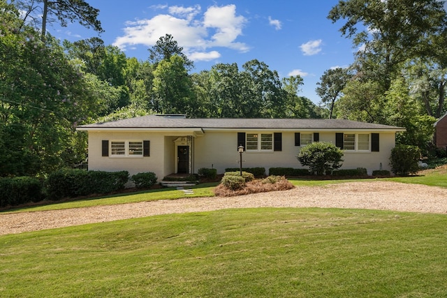 single story home with a front yard