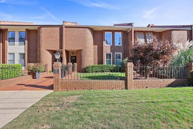 view of front of property featuring a front lawn