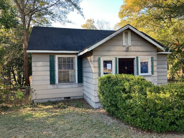 view of front of property with a front lawn