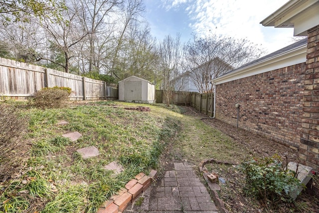 view of yard featuring a shed