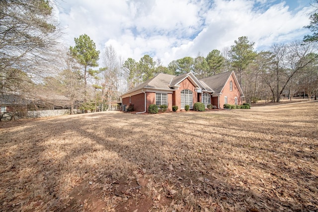 ranch-style house featuring a front yard