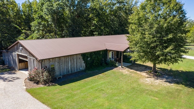 view of front of property featuring an outbuilding and a front lawn