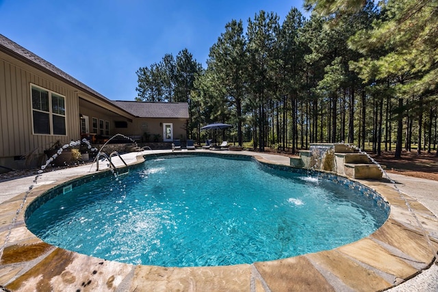 view of swimming pool featuring pool water feature