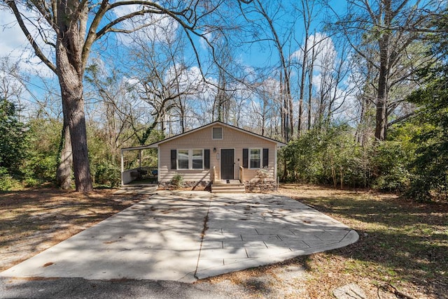 view of front facade with concrete driveway