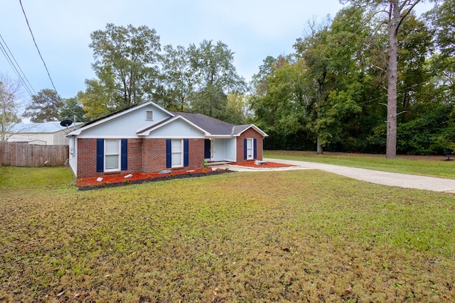 ranch-style home featuring a front lawn