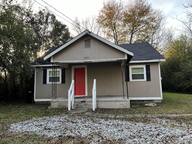 view of front of home with a front lawn