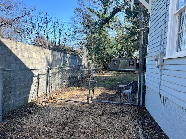 view of yard with an outbuilding