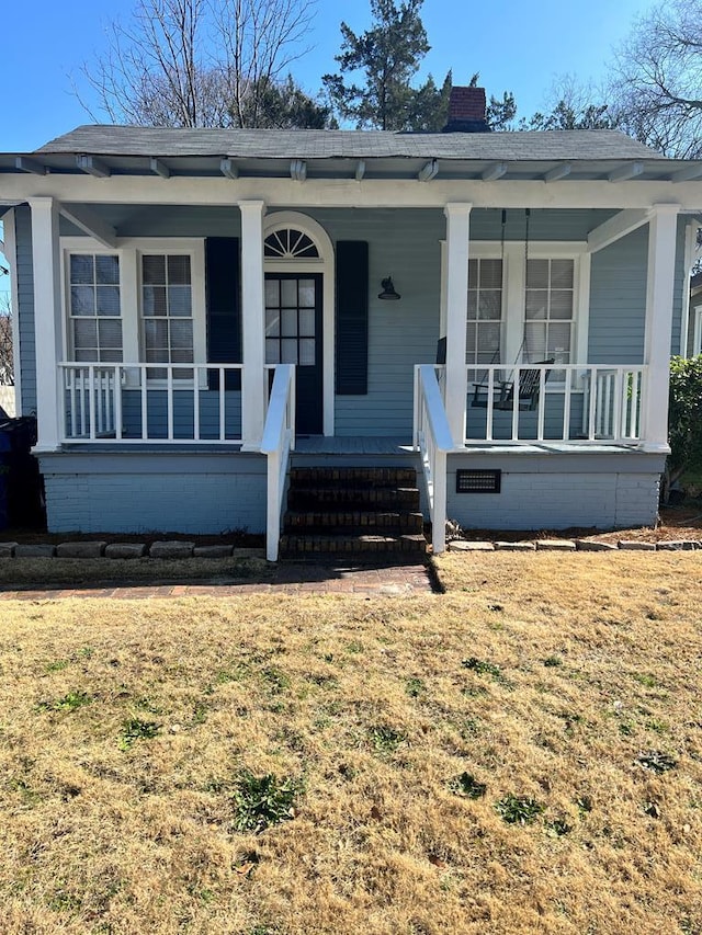 view of front facade featuring a porch and a front lawn