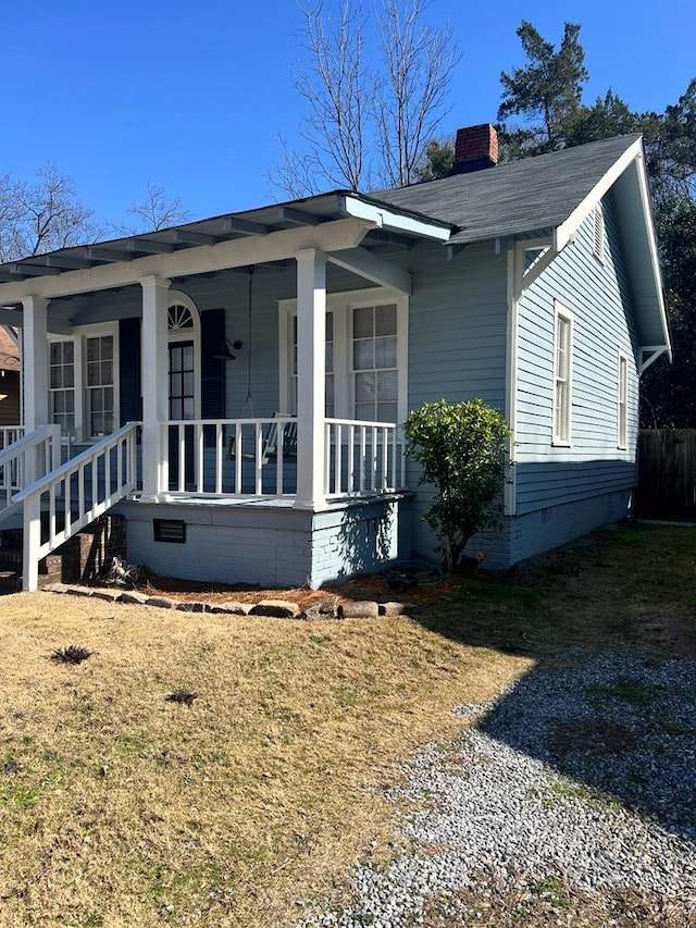 view of front facade featuring covered porch and a front lawn