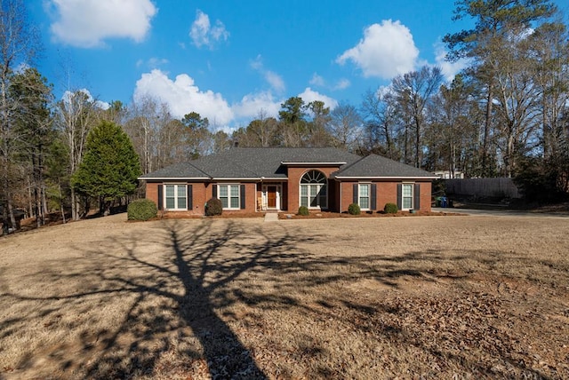 single story home featuring a front lawn