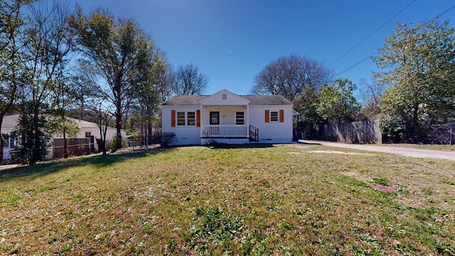 view of front facade featuring crawl space, a front yard, and fence