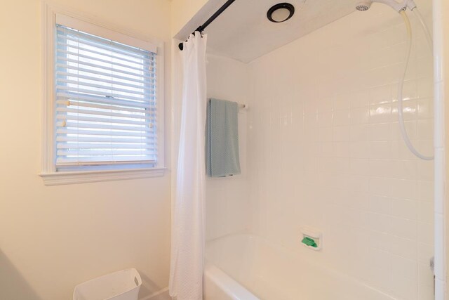bathroom with shower / tub combo