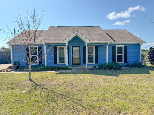 single story home with a front lawn