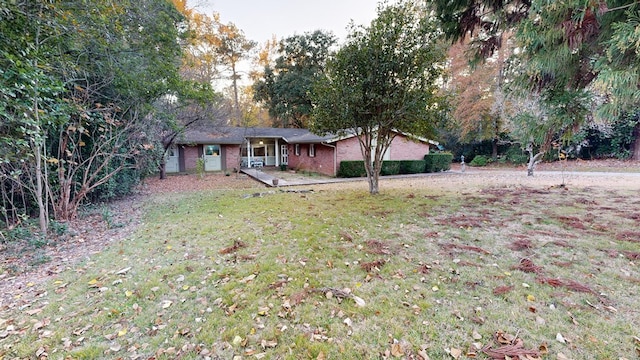 view of front facade featuring a front yard