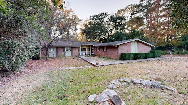 single story home featuring a front lawn