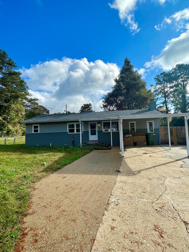 view of front of property featuring a front yard