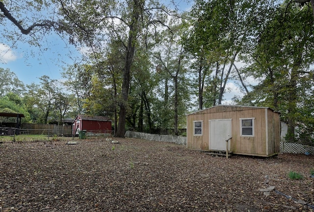 view of yard featuring a storage unit