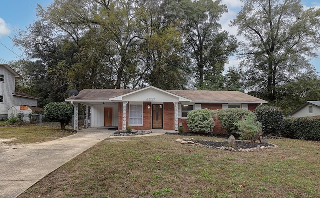 view of front of house featuring a carport and a front yard