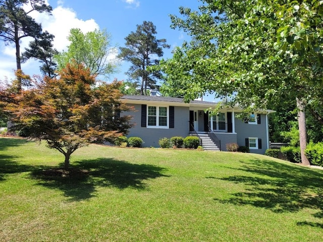 view of front of home featuring a front lawn