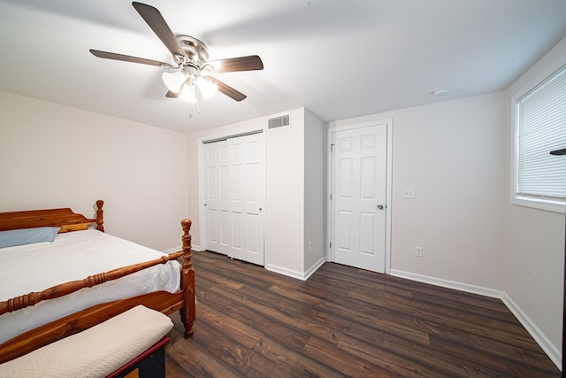 bedroom with visible vents, a ceiling fan, dark wood-style floors, a closet, and baseboards