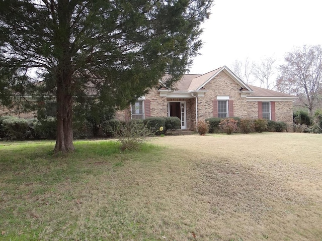 view of front of house featuring brick siding and a front yard