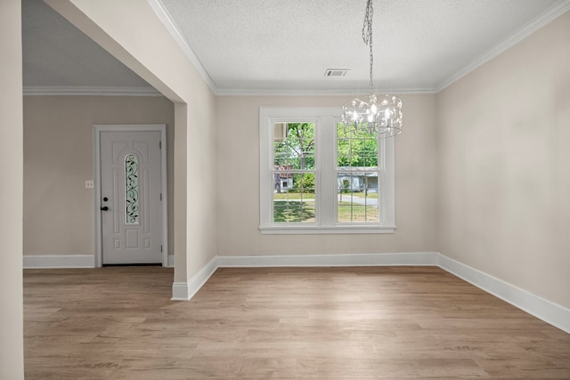 foyer entrance featuring a chandelier, visible vents, light wood-style flooring, baseboards, and a textured ceiling