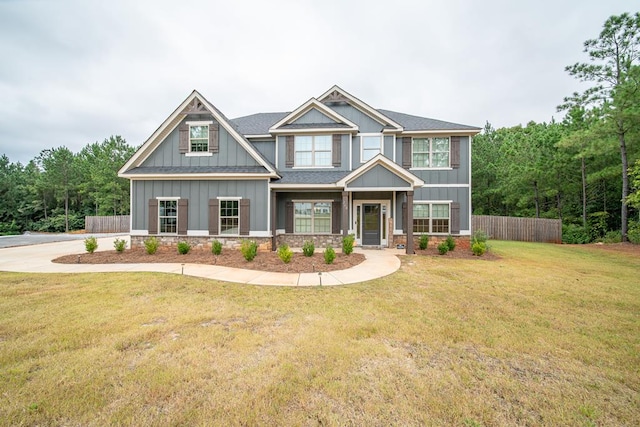 craftsman inspired home featuring a front lawn