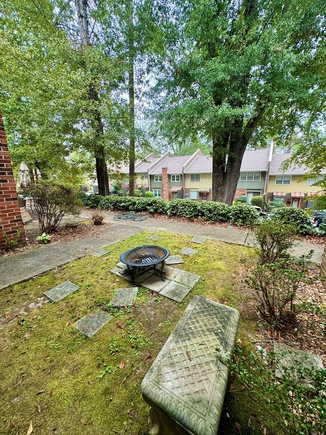 view of yard featuring an outdoor fire pit