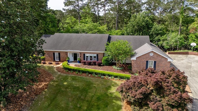 view of front of house with brick siding and a front yard