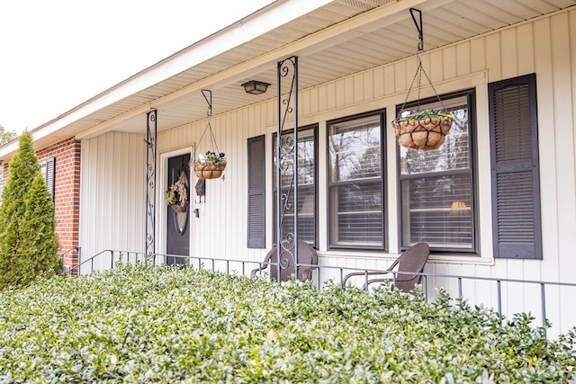 property entrance featuring a porch