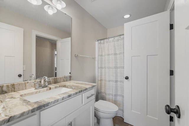 full bathroom featuring toilet, a shower with shower curtain, and vanity