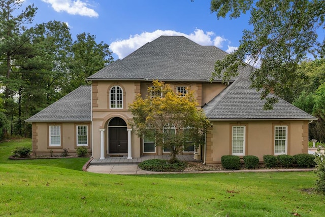 view of front facade with a front yard