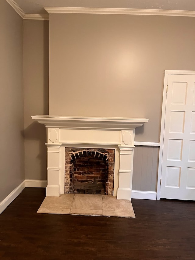 room details featuring crown molding and hardwood / wood-style floors