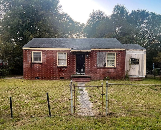 view of front of property featuring a front yard