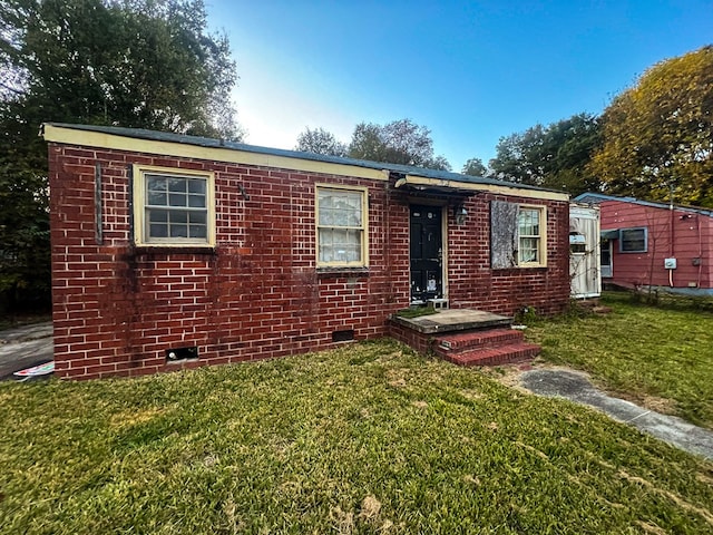 view of front of home featuring a front yard