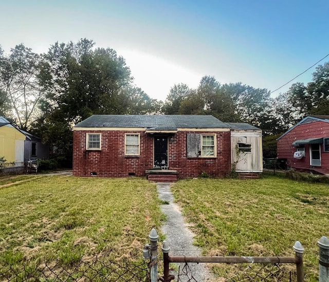 view of front of property featuring a front yard