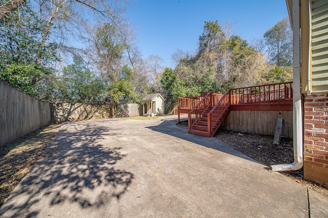 view of yard featuring a storage shed and a patio