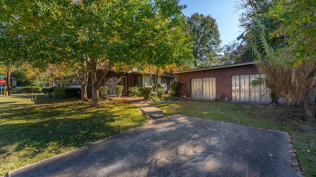 view of front of property with a front yard