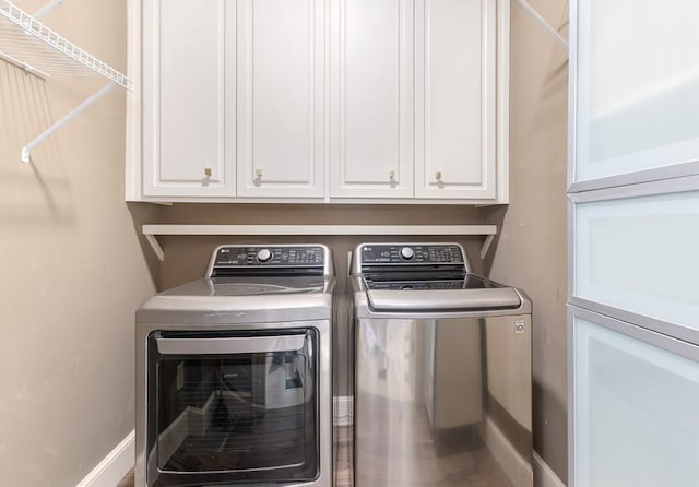 laundry room featuring cabinet space, baseboards, and independent washer and dryer