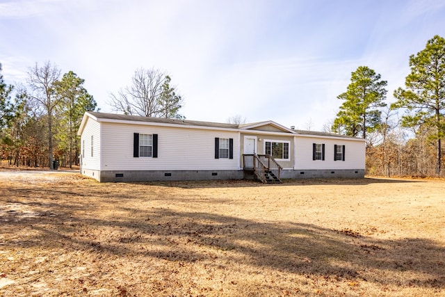 manufactured / mobile home with a front yard