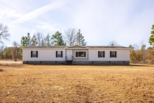 manufactured / mobile home with a front yard