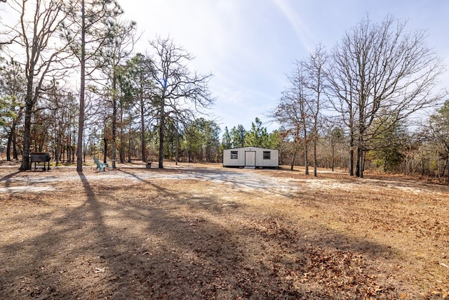 view of yard with an outdoor structure