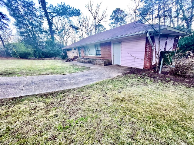 view of front of home featuring a front yard and brick siding