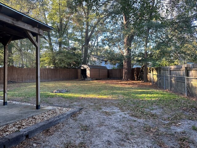 view of yard with a shed