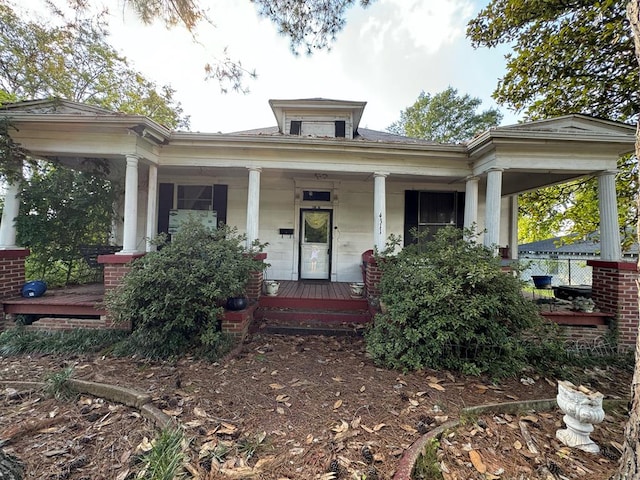 view of front facade featuring a porch