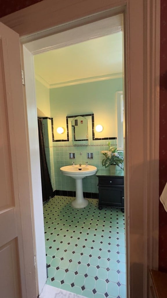 201 7th St, Columbus, GA 31901 - bathroom featuring tile walls