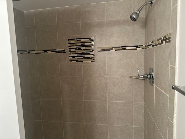 bathroom featuring tiled shower